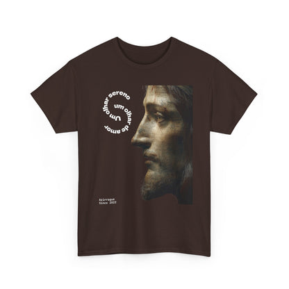 Serene Gaze Tee — "Um olhar sereno. Um olhar de amor."