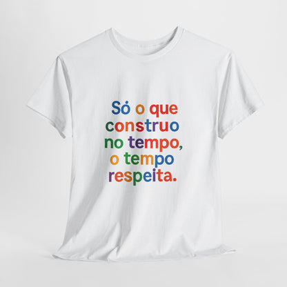 Camiseta Filosófica “Só o que Construo no Tempo, o Tempo Respeita” – Algodão Gildan 5000