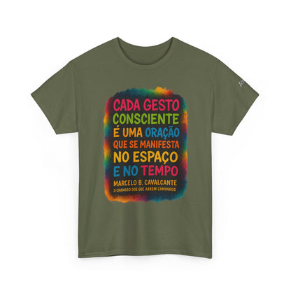 Camiseta Frase Filosófica “Cada gesto consciente é uma oração” – Algodão Premium Gildan 5000