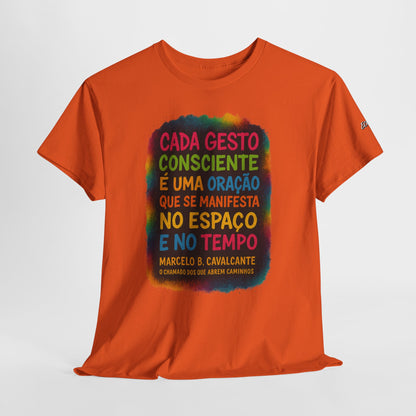 Camiseta Frase Filosófica “Cada gesto consciente é uma oração” – Algodão Premium Gildan 5000