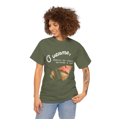 Camiseta — "O verme, depois do casulo, aprende a voar." Citação inspiradora em português