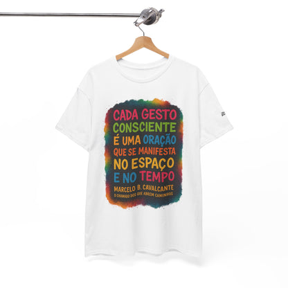 Camiseta Frase Filosófica “Cada gesto consciente é uma oração” – Algodão Premium Gildan 5000