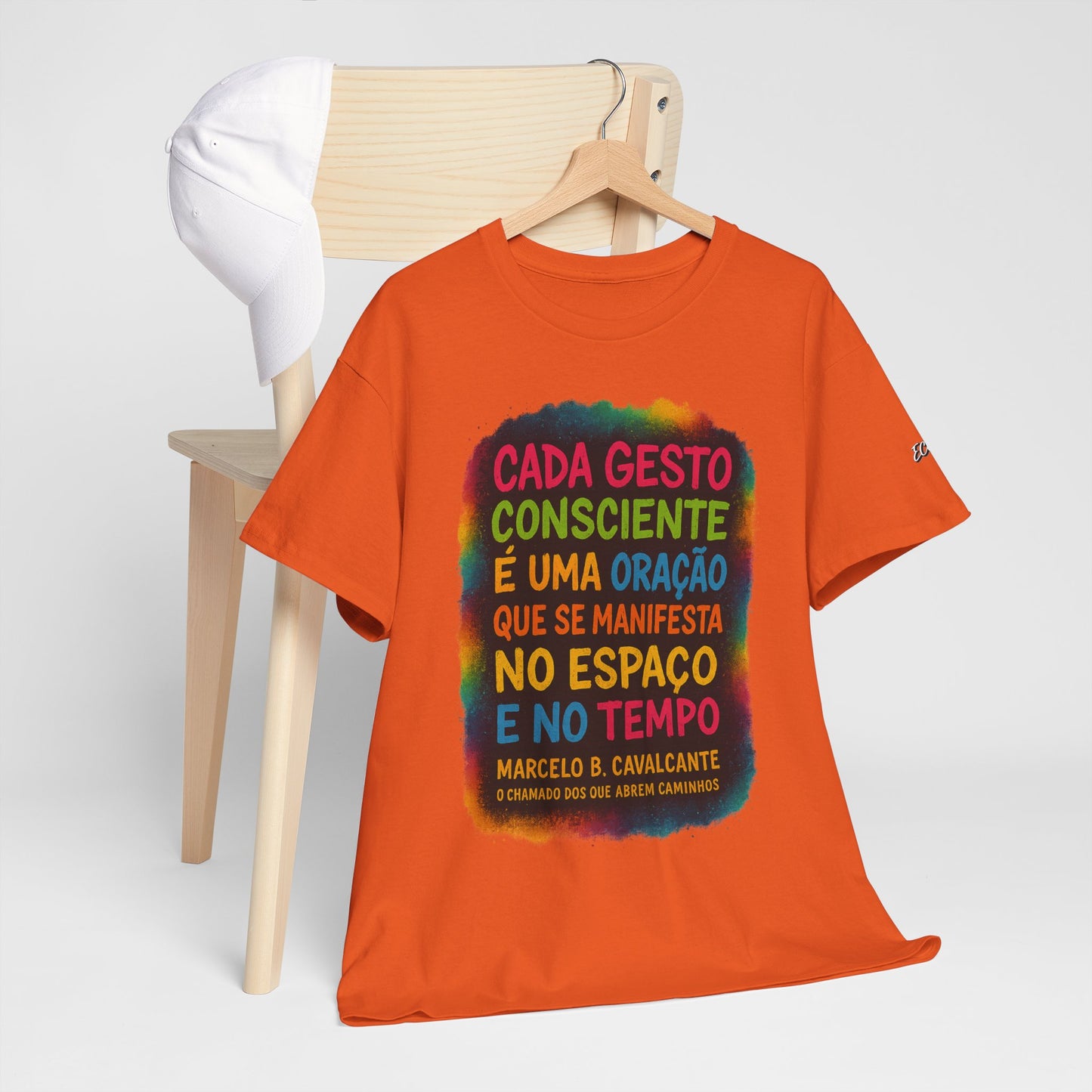 Camiseta Frase Filosófica “Cada gesto consciente é uma oração” – Algodão Premium Gildan 5000