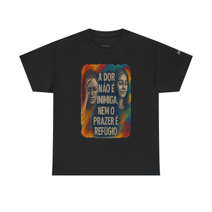 Camiseta — "A Dor Não é Inimiga, Nem o Prazer é Refúgio" Inspirational Portuguese Graphic Tee