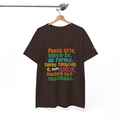 Camiseta inspiradora com citações portuguesas — "Pense, crie, mova-se..."