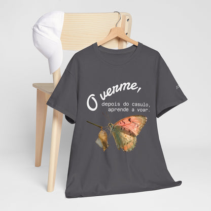 Camiseta — "O verme, depois do casulo, aprende a voar." Citação inspiradora em português