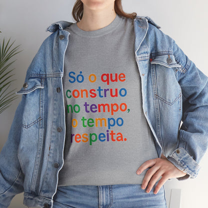 Camiseta Filosófica “Só o que Construo no Tempo, o Tempo Respeita” – Algodão Gildan 5000
