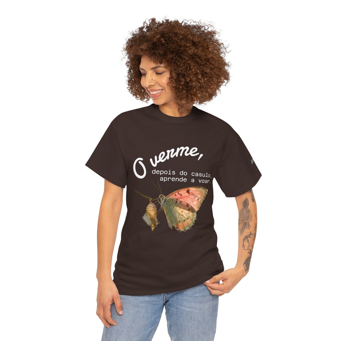 Camiseta — "O verme, depois do casulo, aprende a voar." Citação inspiradora em português