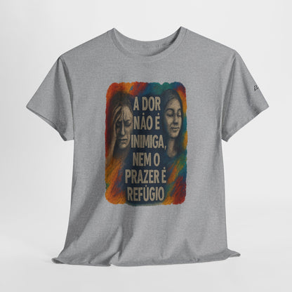 Camiseta — "A Dor Não é Inimiga, Nem o Prazer é Refúgio" Inspirational Portuguese Graphic Tee