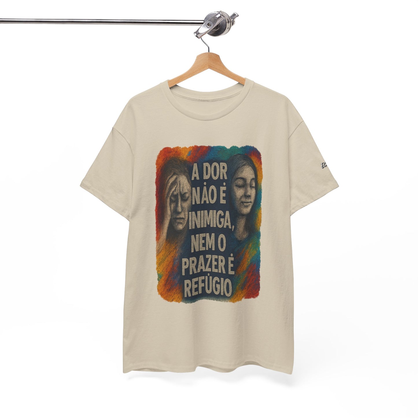Camiseta — "A Dor Não é Inimiga, Nem o Prazer é Refúgio" Inspirational Portuguese Graphic Tee