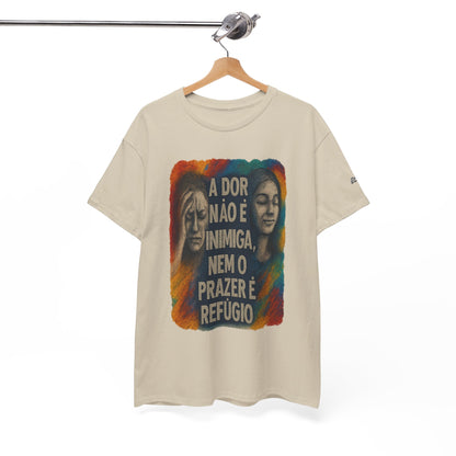 Camiseta — "A Dor Não é Inimiga, Nem o Prazer é Refúgio" Inspirational Portuguese Graphic Tee