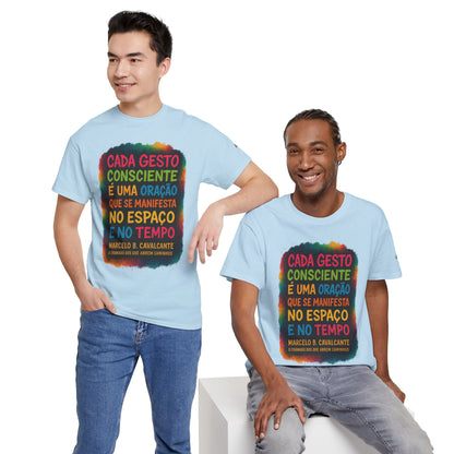 Camiseta Frase Filosófica “Cada gesto consciente é uma oração” – Algodão Premium Gildan 5000