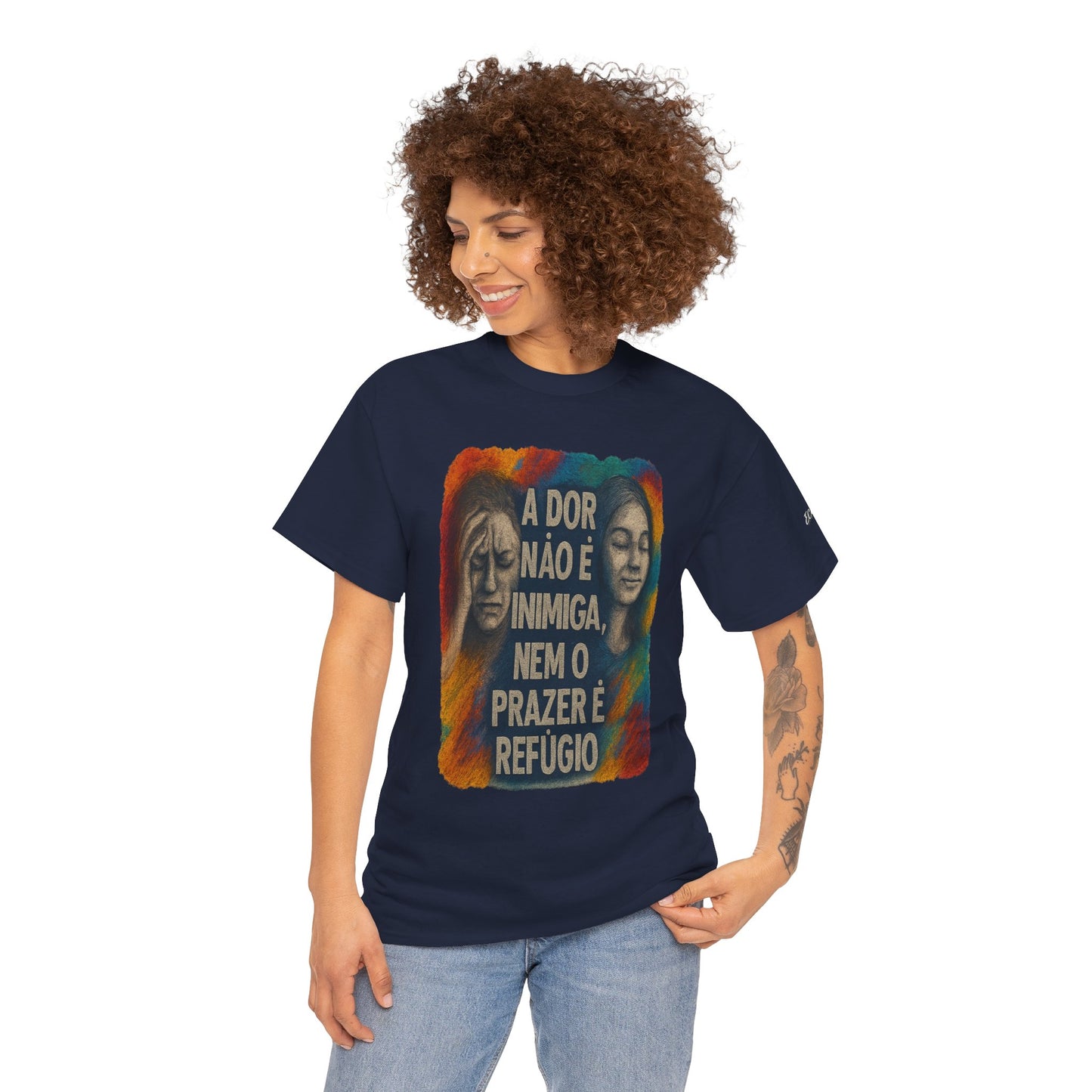 Camiseta — "A Dor Não é Inimiga, Nem o Prazer é Refúgio" Inspirational Portuguese Graphic Tee