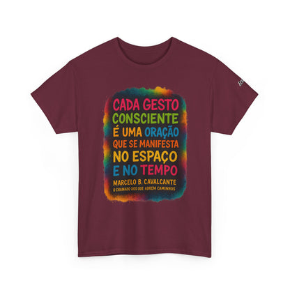 Camiseta Frase Filosófica “Cada gesto consciente é uma oração” – Algodão Premium Gildan 5000