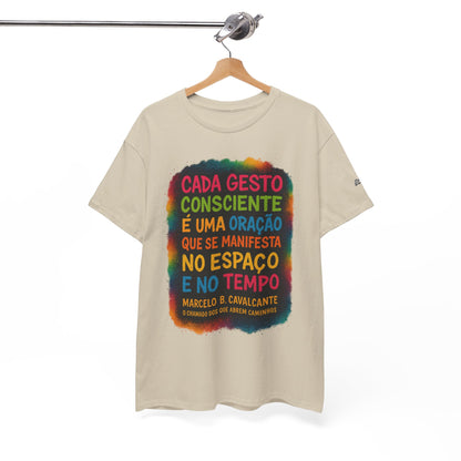 Camiseta Frase Filosófica “Cada gesto consciente é uma oração” – Algodão Premium Gildan 5000