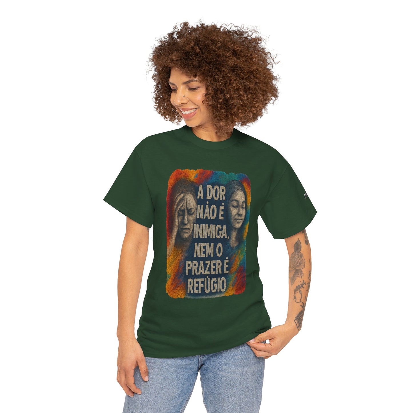 Camiseta — "A Dor Não é Inimiga, Nem o Prazer é Refúgio" Inspirational Portuguese Graphic Tee