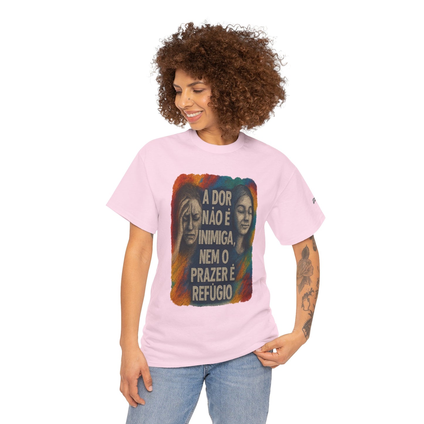 Camiseta — "A Dor Não é Inimiga, Nem o Prazer é Refúgio" Inspirational Portuguese Graphic Tee