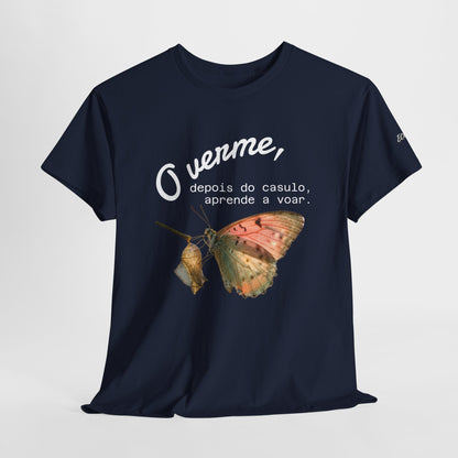 Camiseta — "O verme, depois do casulo, aprende a voar." Citação inspiradora em português