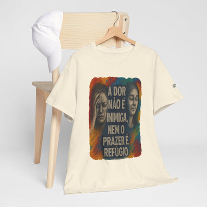 Camiseta — "A Dor Não é Inimiga, Nem o Prazer é Refúgio" Inspirational Portuguese Graphic Tee