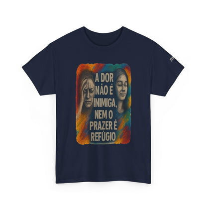 Camiseta — "A Dor Não é Inimiga, Nem o Prazer é Refúgio" Inspirational Portuguese Graphic Tee