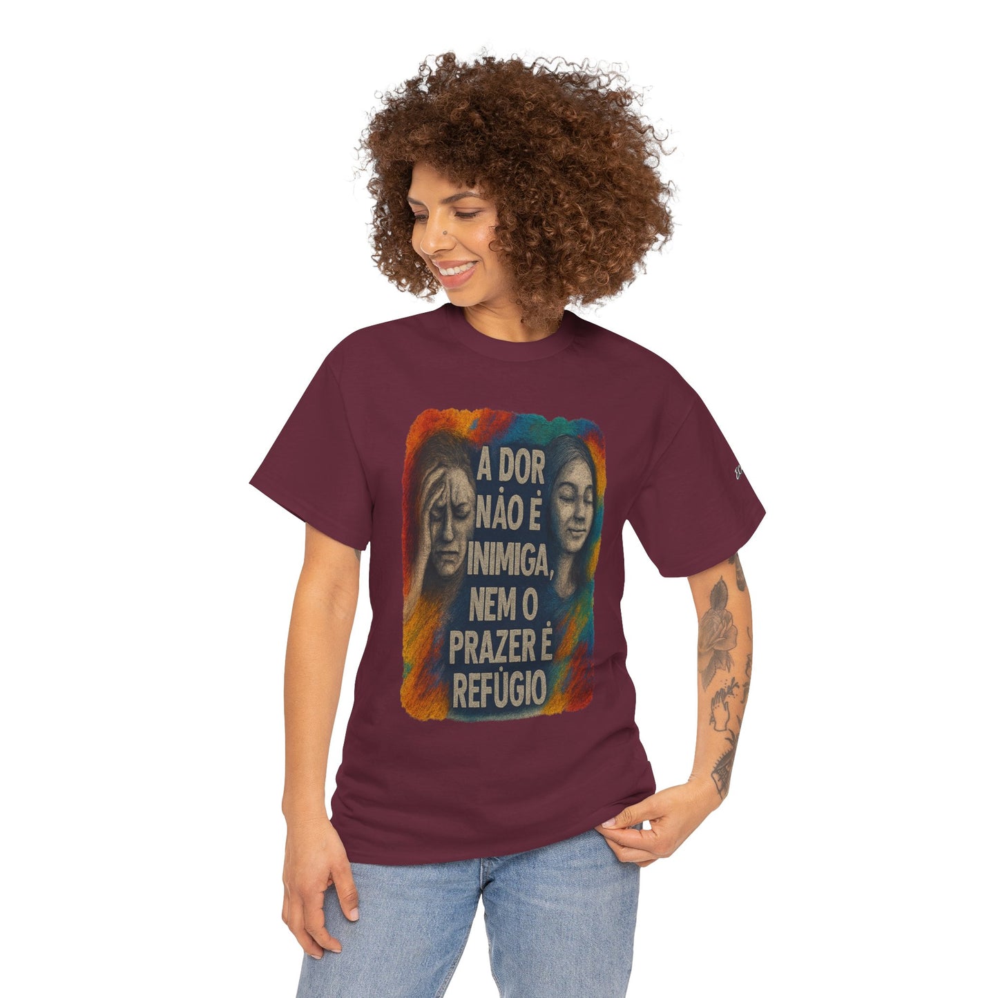 Camiseta — "A Dor Não é Inimiga, Nem o Prazer é Refúgio" Inspirational Portuguese Graphic Tee
