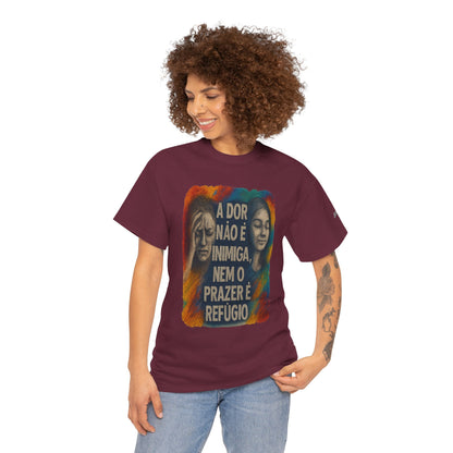 Camiseta — "A Dor Não é Inimiga, Nem o Prazer é Refúgio" Inspirational Portuguese Graphic Tee
