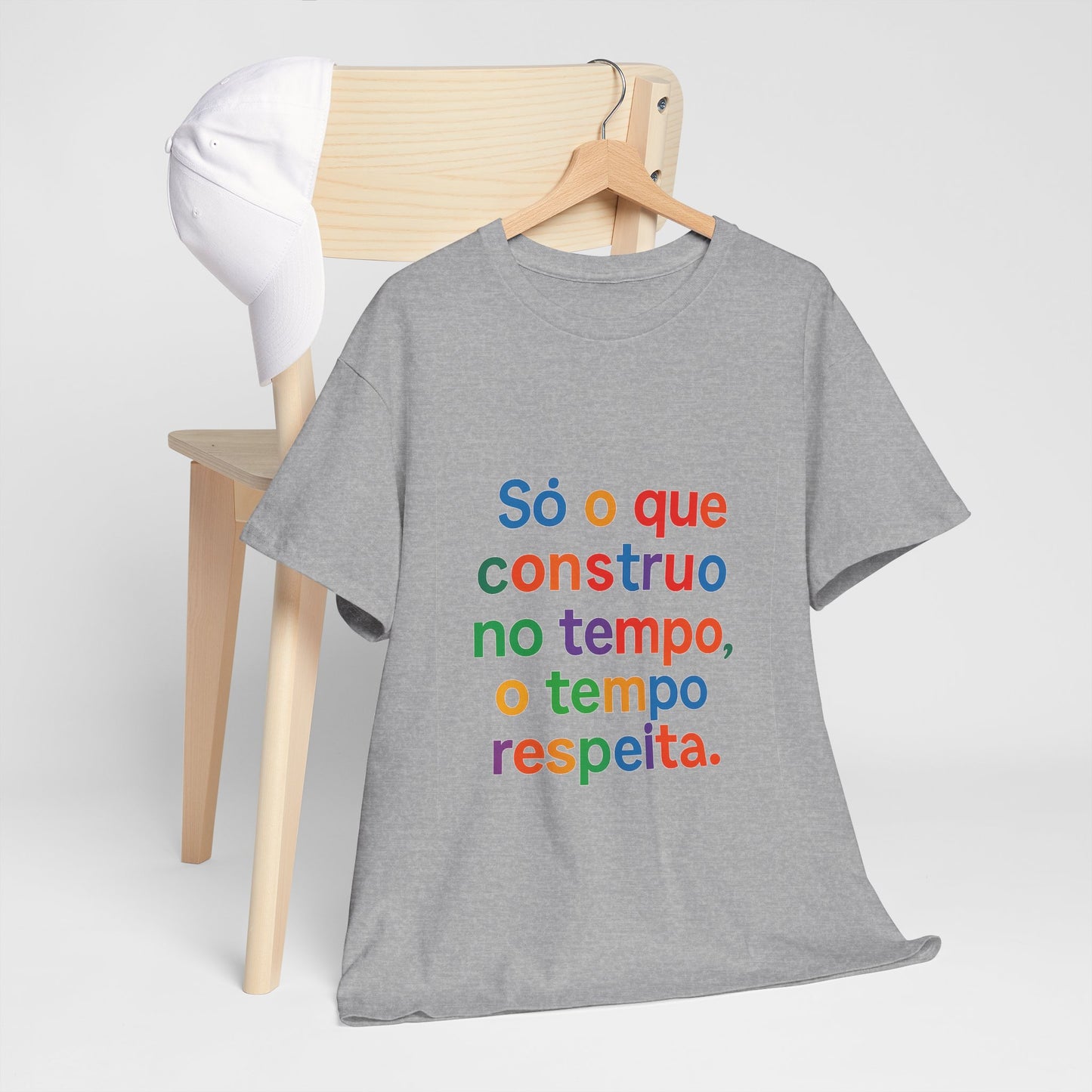 Camiseta Filosófica “Só o que Construo no Tempo, o Tempo Respeita” – Algodão Gildan 5000