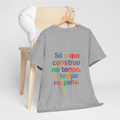 Camiseta Filosófica “Só o que Construo no Tempo, o Tempo Respeita” – Algodão Gildan 5000