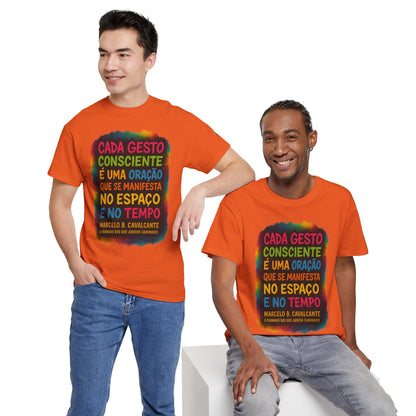 Camiseta Frase Filosófica “Cada gesto consciente é uma oração” – Algodão Premium Gildan 5000