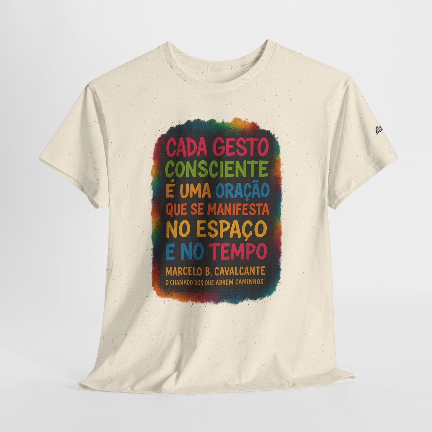 Camiseta Frase Filosófica “Cada gesto consciente é uma oração” – Algodão Premium Gildan 5000