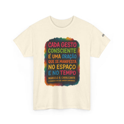 Camiseta Frase Filosófica “Cada gesto consciente é uma oração” – Algodão Premium Gildan 5000