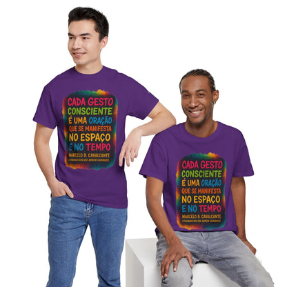 Camiseta Frase Filosófica “Cada gesto consciente é uma oração” – Algodão Premium Gildan 5000