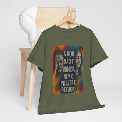 Camiseta — "A Dor Não é Inimiga, Nem o Prazer é Refúgio" Inspirational Portuguese Graphic Tee