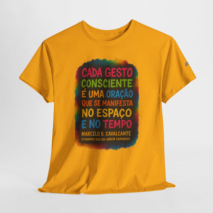 Camiseta Frase Filosófica “Cada gesto consciente é uma oração” – Algodão Premium Gildan 5000