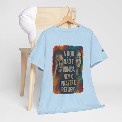 Camiseta — "A Dor Não é Inimiga, Nem o Prazer é Refúgio" Inspirational Portuguese Graphic Tee