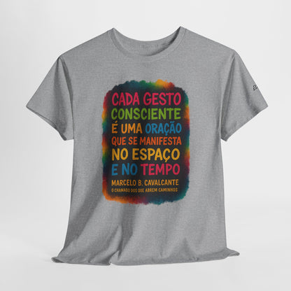 Camiseta Frase Filosófica “Cada gesto consciente é uma oração” – Algodão Premium Gildan 5000