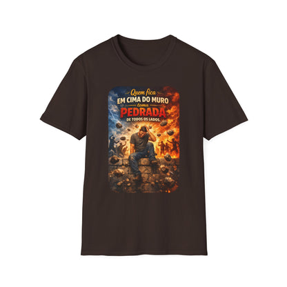 T-Shirt • "Quem fica em cima do muro toma pedrada de todos os lados" — Portuguese Saying Tee