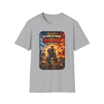 T-Shirt • "Quem fica em cima do muro toma pedrada de todos os lados" — Portuguese Saying Tee