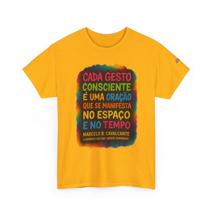 Camiseta Frase Filosófica “Cada gesto consciente é uma oração” – Algodão Premium Gildan 5000