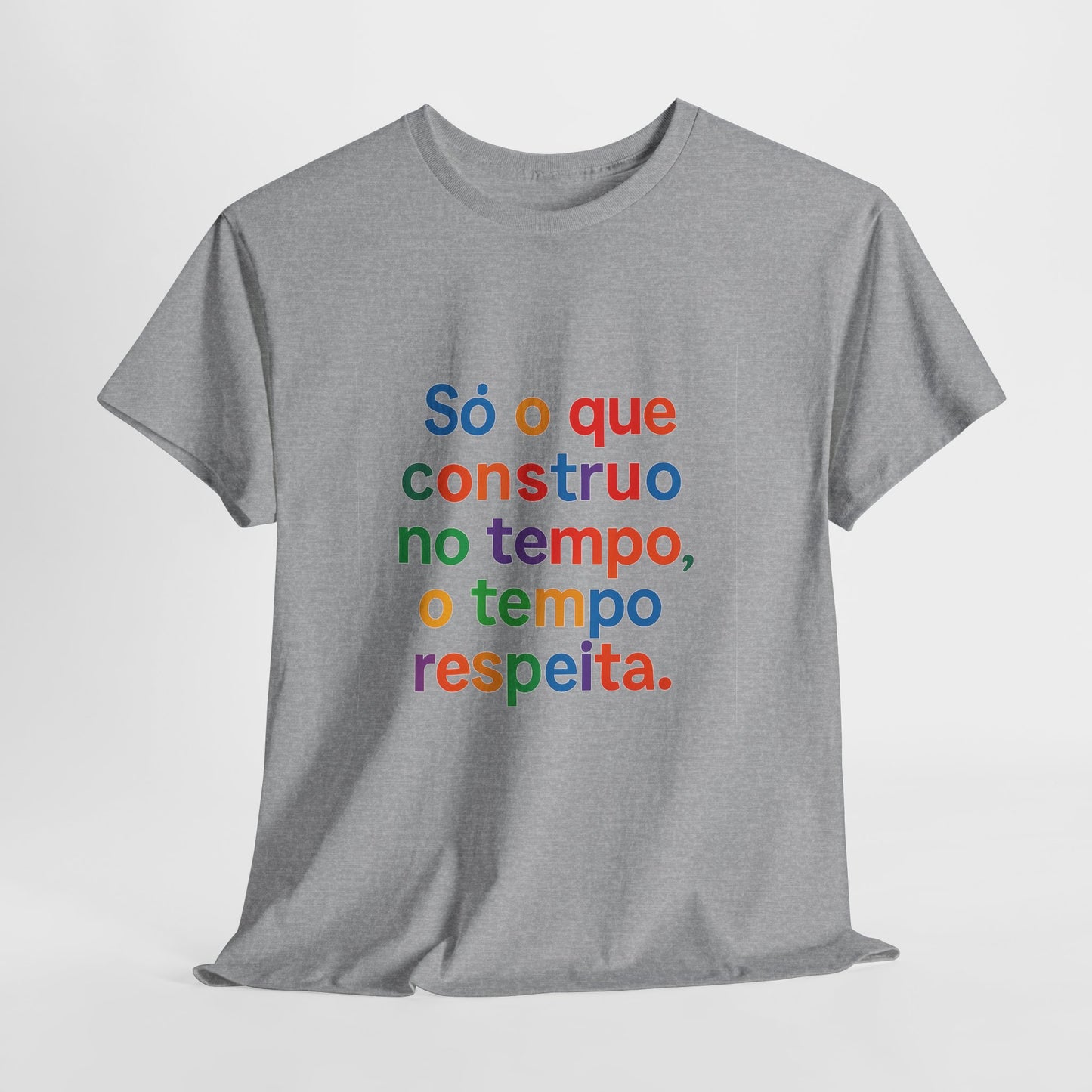 Camiseta Filosófica “Só o que Construo no Tempo, o Tempo Respeita” – Algodão Gildan 5000