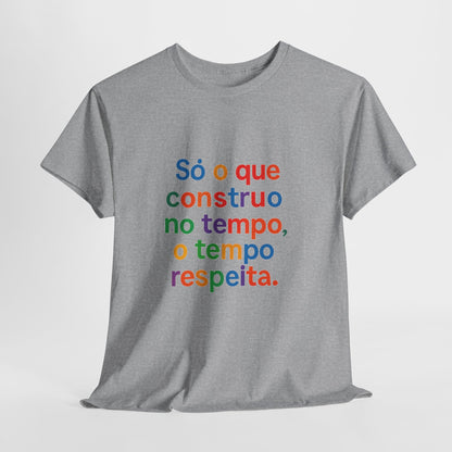 Camiseta Filosófica “Só o que Construo no Tempo, o Tempo Respeita” – Algodão Gildan 5000