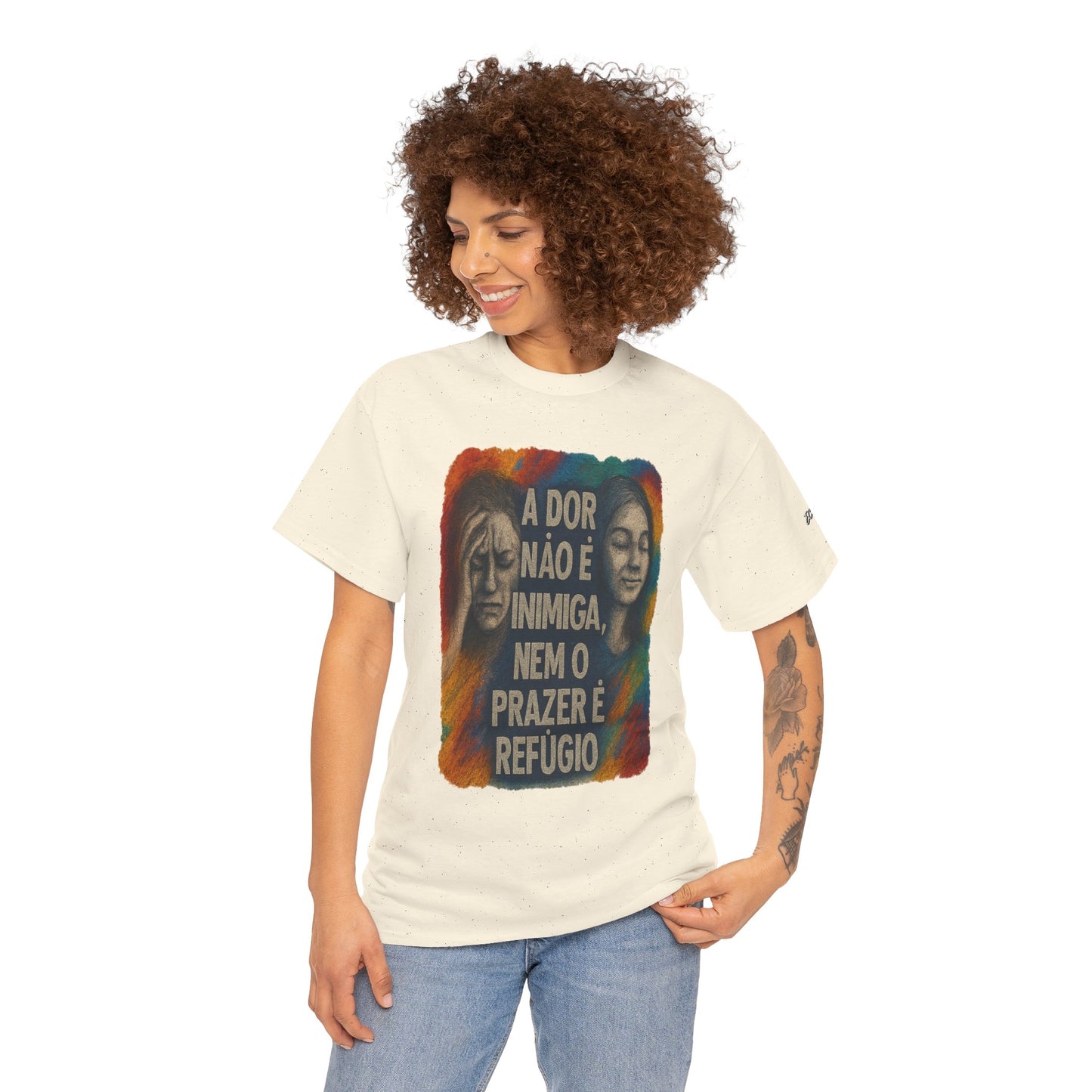 Camiseta — "A Dor Não é Inimiga, Nem o Prazer é Refúgio" Inspirational Portuguese Graphic Tee