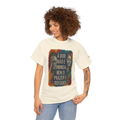 Camiseta — "A Dor Não é Inimiga, Nem o Prazer é Refúgio" Inspirational Portuguese Graphic Tee