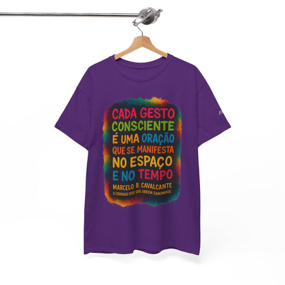 Camiseta Frase Filosófica “Cada gesto consciente é uma oração” – Algodão Premium Gildan 5000