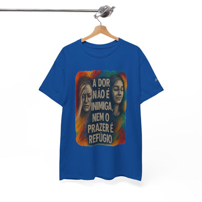 Camiseta — "A Dor Não é Inimiga, Nem o Prazer é Refúgio" Inspirational Portuguese Graphic Tee