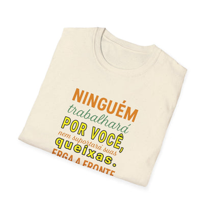 Camiseta “Erga a Fronte e Continue” — Algodão Leve Ring-Spun | Estoicismo e Superação
