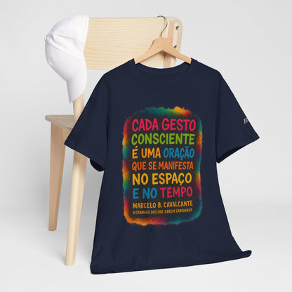 Camiseta Frase Filosófica “Cada gesto consciente é uma oração” – Algodão Premium Gildan 5000