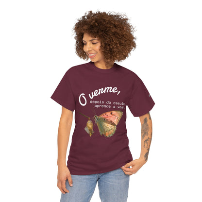 Camiseta — "O verme, depois do casulo, aprende a voar." Citação inspiradora em português