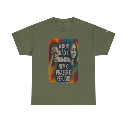 Camiseta — "A Dor Não é Inimiga, Nem o Prazer é Refúgio" Inspirational Portuguese Graphic Tee