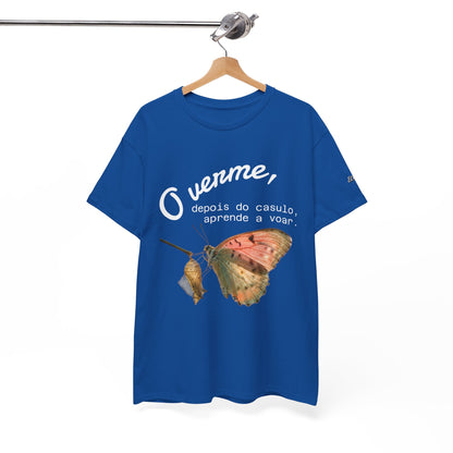 Camiseta — "O verme, depois do casulo, aprende a voar." Citação inspiradora em português